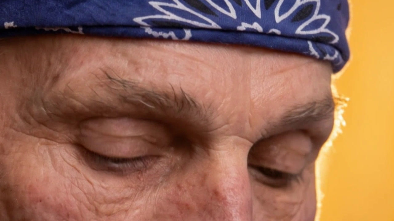 Native 4K regeneration of the same close-up, with the most natural fine detail.